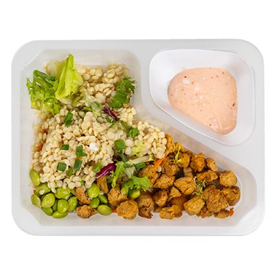 Bowl s perlovým kuskusem, veganským kuřecím masem, edamame a pikantní omáčkou sambal-mayo